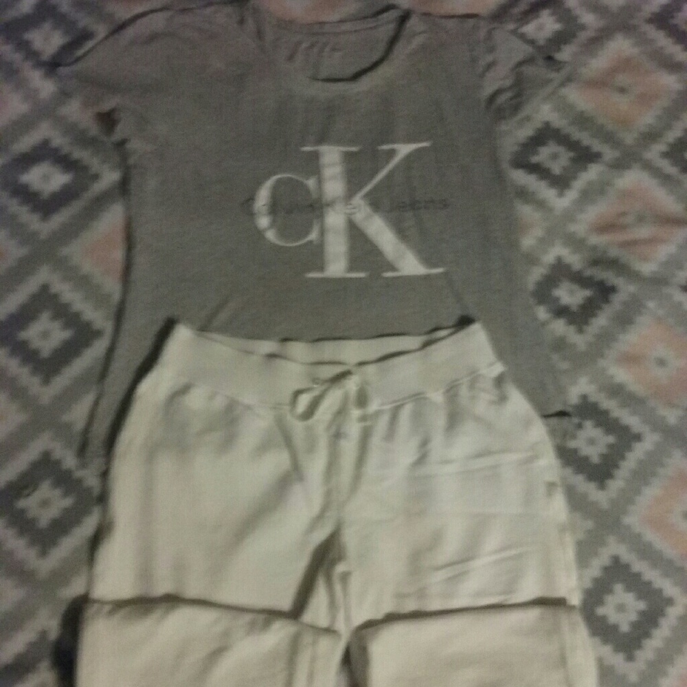 Calvin Klein Large Tee & White Capri Jogger